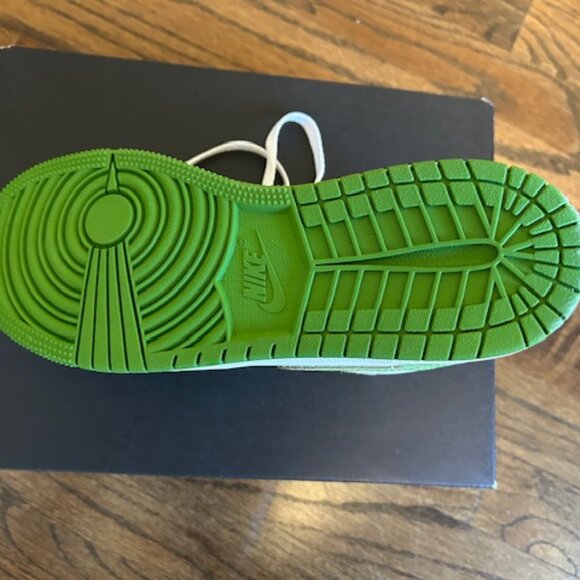 Air Jordan 1 Low SE Green and White Sneakers - NEW - Size 5.5Y - Picture 3 of 4